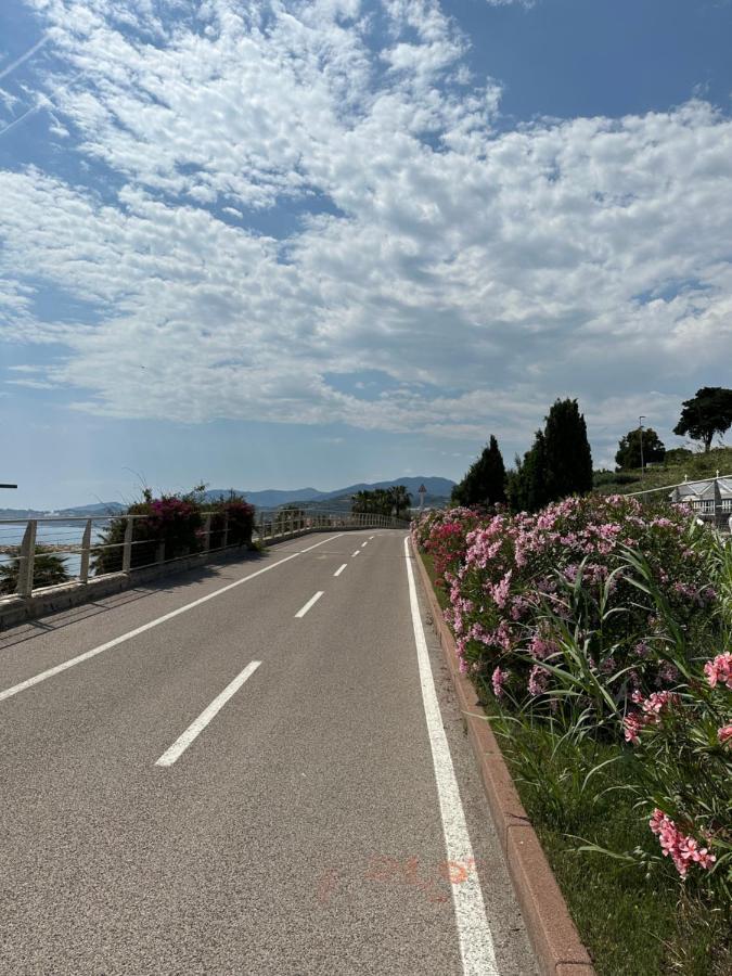 Appartamento Vicino Al Mare Con Parcheggio Riva Ligure Exteriör bild